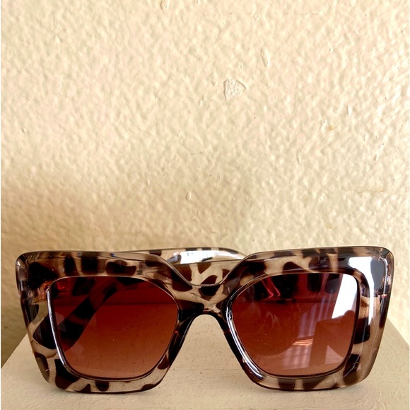 5/$10❤️❤️❤️NEW Thick LEOPARD Sunglasses Anti Reflective Shades - Picture 1 of 3